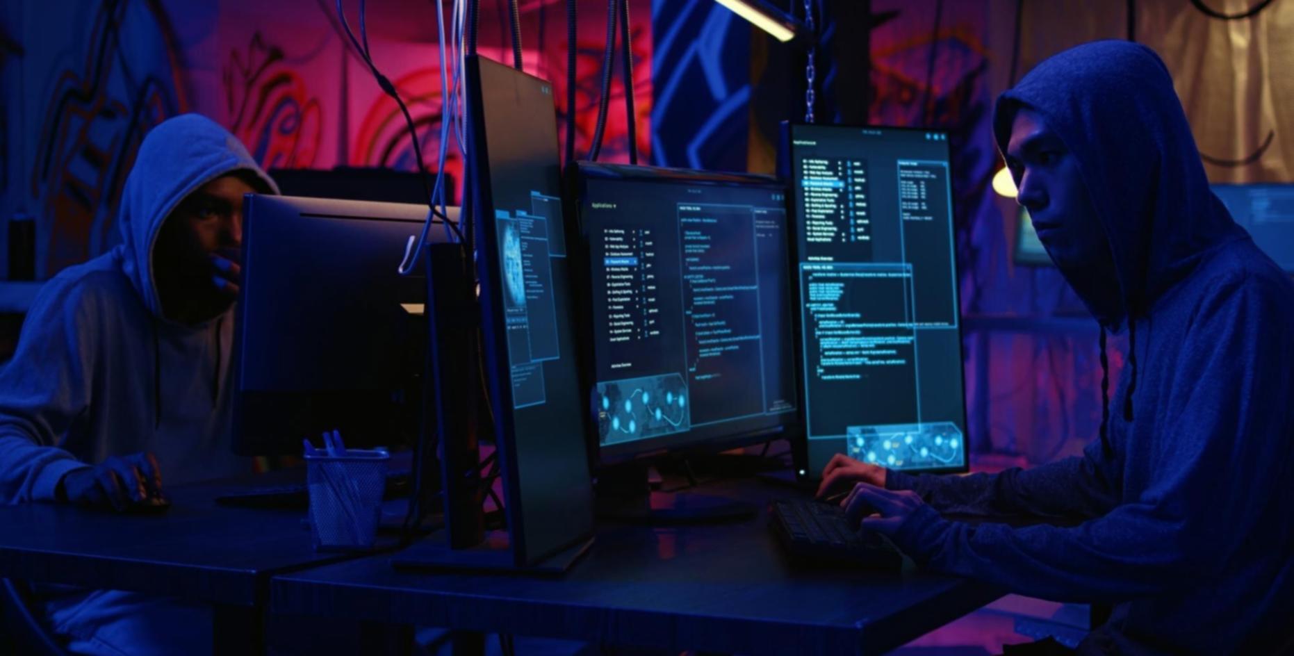 IT-Schulungsraum mit modernen Arbeitsplätzen und Teilnehmern beim praxisorientierten Lernen